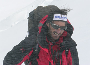 Claudio Bastrentaz in salita verso la vetta dell'Everest
